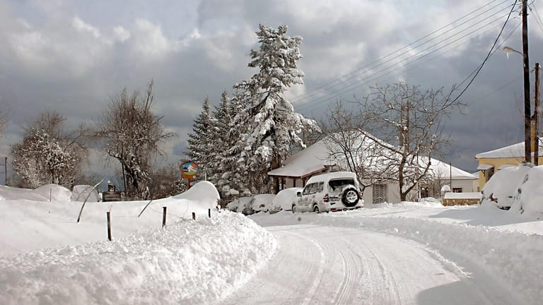 Viele Regionen in Griechenland waren nach starken Schneefällen am Wochenende nur mit Schneeketten erreichbar. (Symbolbild)