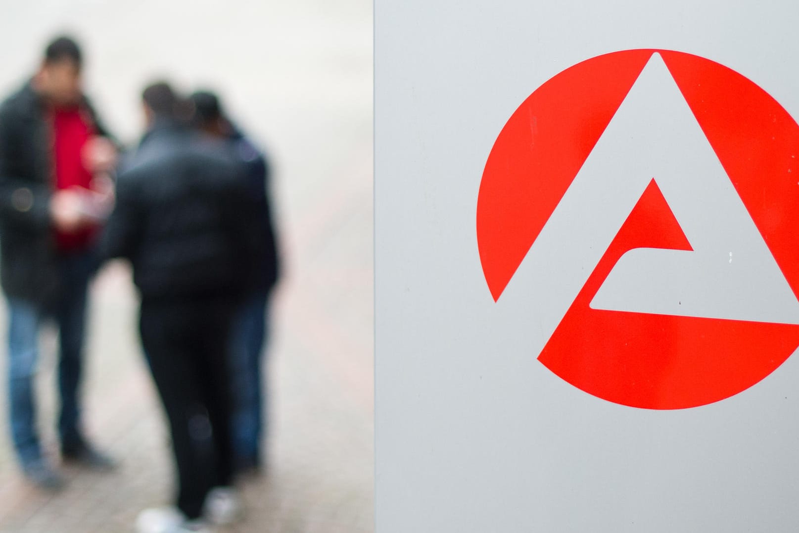 Fehlende Sprachkompetenzen oder unklare berufliche Qualifikationen stünden einer schnellen Integration noch entgegen.