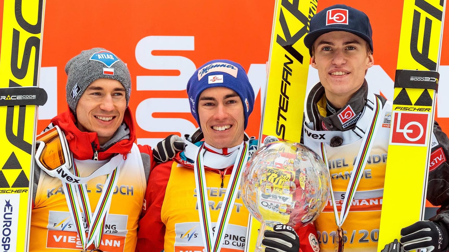 Die drei stärksten Skispringer der vergangenen Saison: Kamil Stoch (POL, 2. Platz), Gesamtweltcup Sieger Stefan Kraft (AUT) und Daniel-André Tande (NOR, 3. Platz).