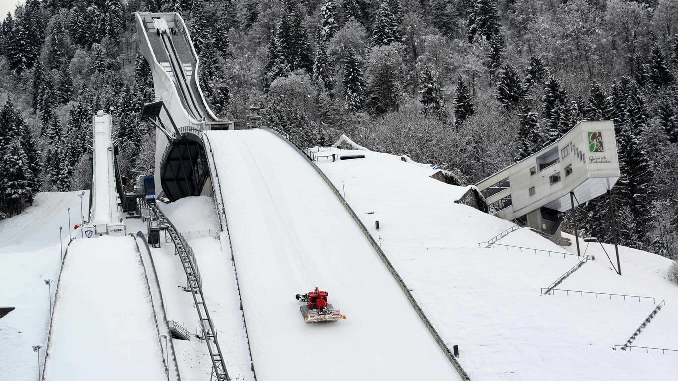 Eine Pistenraupe präpariert am 19.12.2017 in Garmisch-Partenkirchen den Schnee an der Skisprungschanze. Am 01.01.2018 findet dort das traditionelle Neujahrsskispringen der Vierschanzentournee statt.