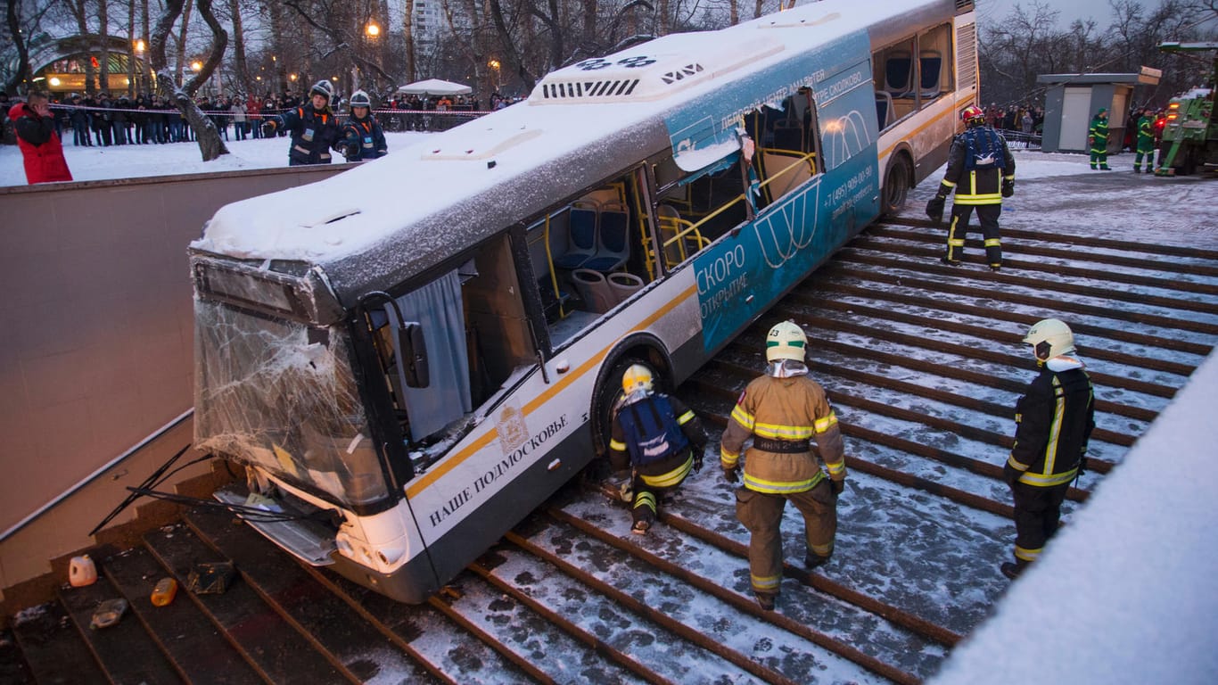 Rettungskräfte vor dem verunglückten Bus in der Moskauer Innenstadt: Bei dem Vorfall kamen mindestens vier Menschen ums Leben - mindestens 15 wurden verletzt.