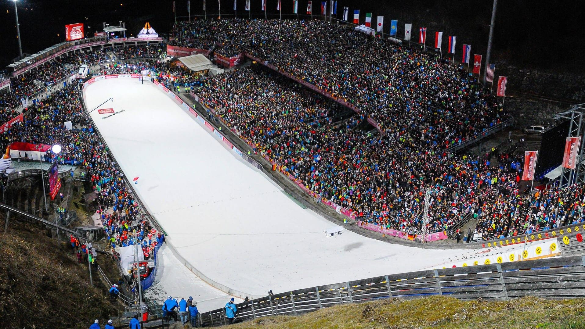 Über 25.000 Zuschauer fasst die Audi-Arena in Oberstdorf, in der traditionell der Auftakt der Vierschanzentournee stattfindet.