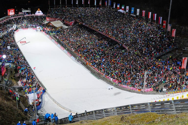 Über 25.000 Zuschauer fasst die Audi-Arena in Oberstdorf, in der traditionell der Auftakt der Vierschanzentournee stattfindet.