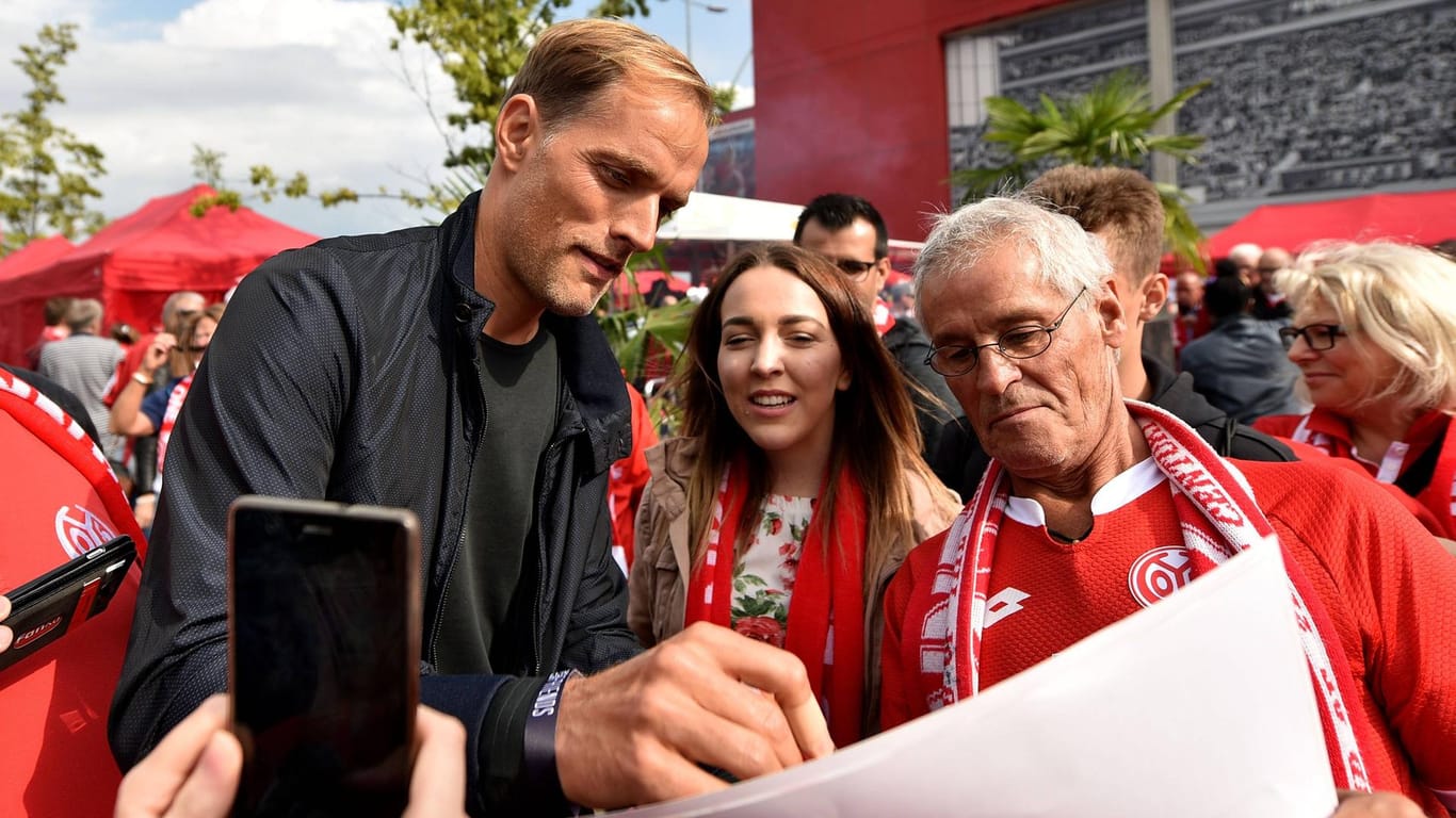 Der frühere Mainzer Trainer Thomas Tuchel schreibt beim Abschiedsspiel von Nikolce Noveski Autogramme: Geht es nach den Sevilla-Bossen, könnte er sich bald wieder in rot und weiß kleiden.