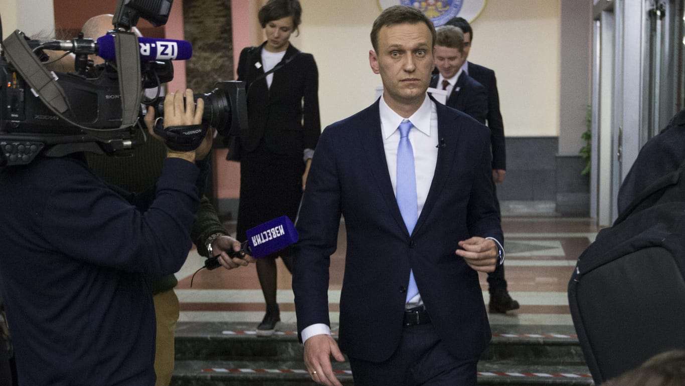 Der russische Oppositionelle Alexej Nawalny (M) verlässt die zentrale Wahlkommission in Moskau (Russland): Ohne Aussicht auf Erfolg hat sich der russische Oppositionelle von seinen Anhängern als Kandidat für die Präsidentenwahl 2018 aufstellen lassen.