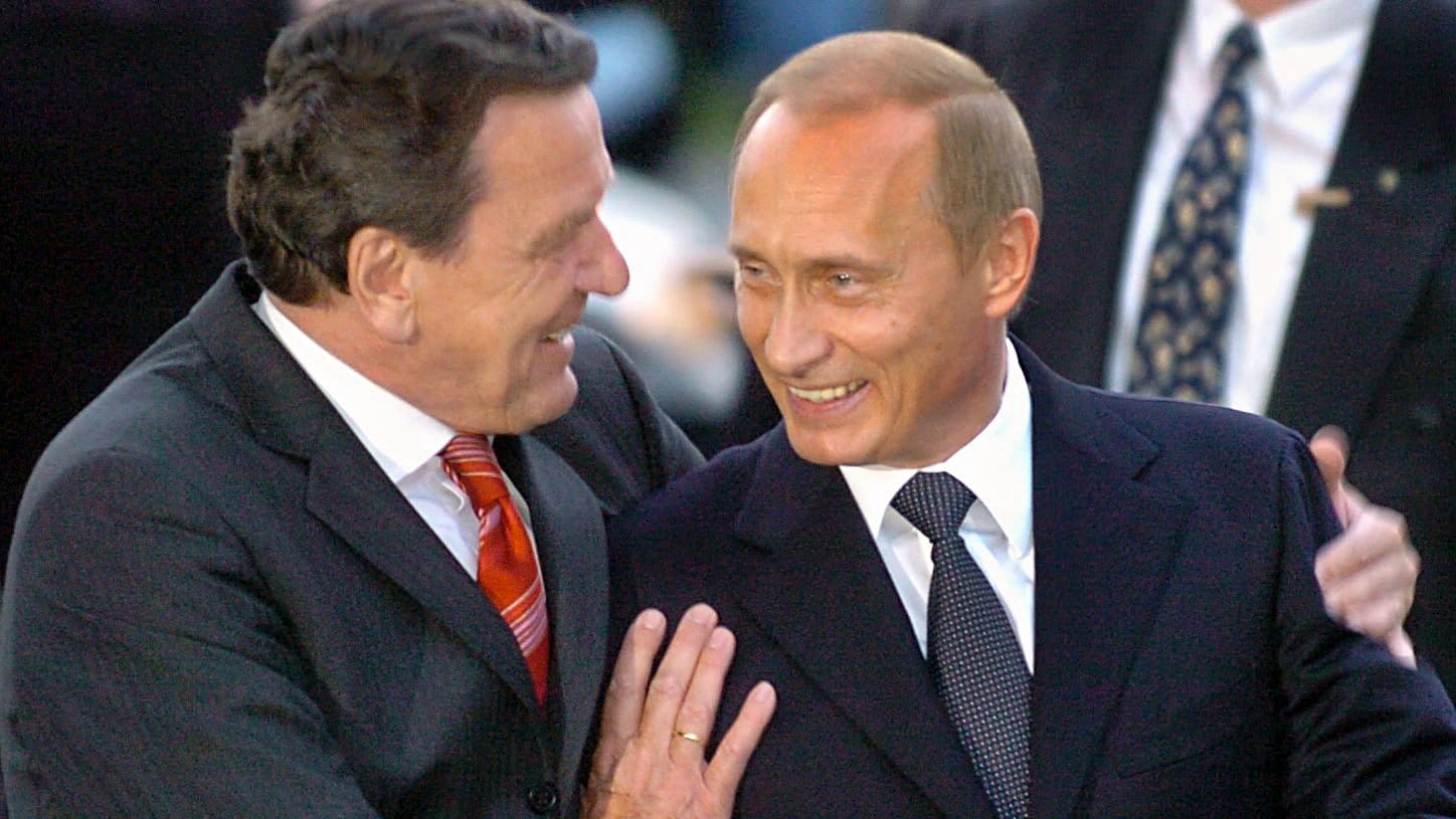 Der damalige Bundeskanzler Gerhard Schröder (SPD) begrüßt den russischen Präsidenten Wladimir Putin: Schröder steht wegen Lobbyarbeit für russische Unternehmen in der Kritik.