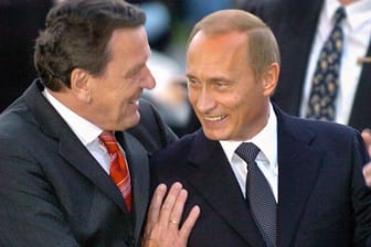 Der damalige Bundeskanzler Gerhard Schröder (SPD) begrüßt den russischen Präsidenten Wladimir Putin: Schröder steht wegen Lobbyarbeit für russische Unternehmen in der Kritik.
