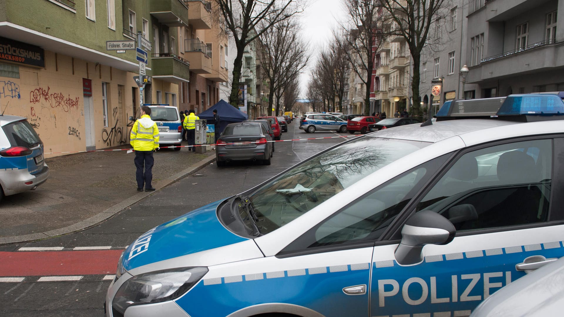 Polizeiwagen steht am Fundort der Leiche: Eine Passantin fand dort ein verdächtiges Textilbündel. Nach der Obduktion ist die Getötete nun identifiziert. Polizeiwagen steht am Fundort der Leiche: Eine Passantin fand dort ein verdächtiges Textilbündel. Nach der Obduktion ist die Getötete nun identifiziert.