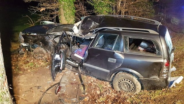 Das Wrack des Autos: Der Fahrer war von einer Landstraße abgekommen und gegen einen Baum geprallt. Das Wrack des Autos: Der Fahrer war von einer Landstraße abgekommen und gegen einen Baum geprallt.