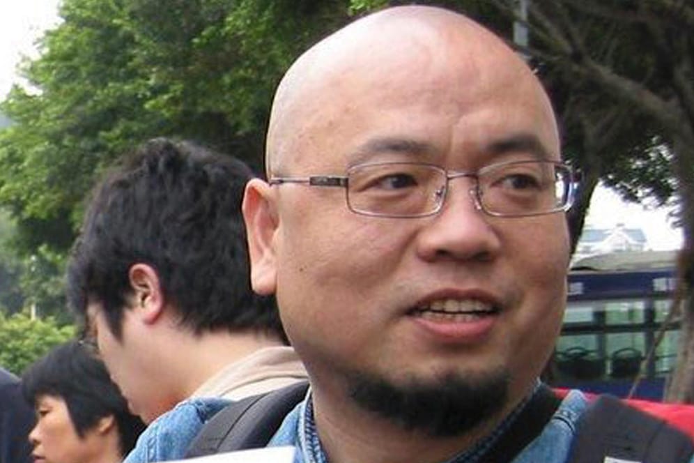 Der systemkritische Aktivist und Blogger Wu Gan steht vor einem Gerichtshof in Fujian.