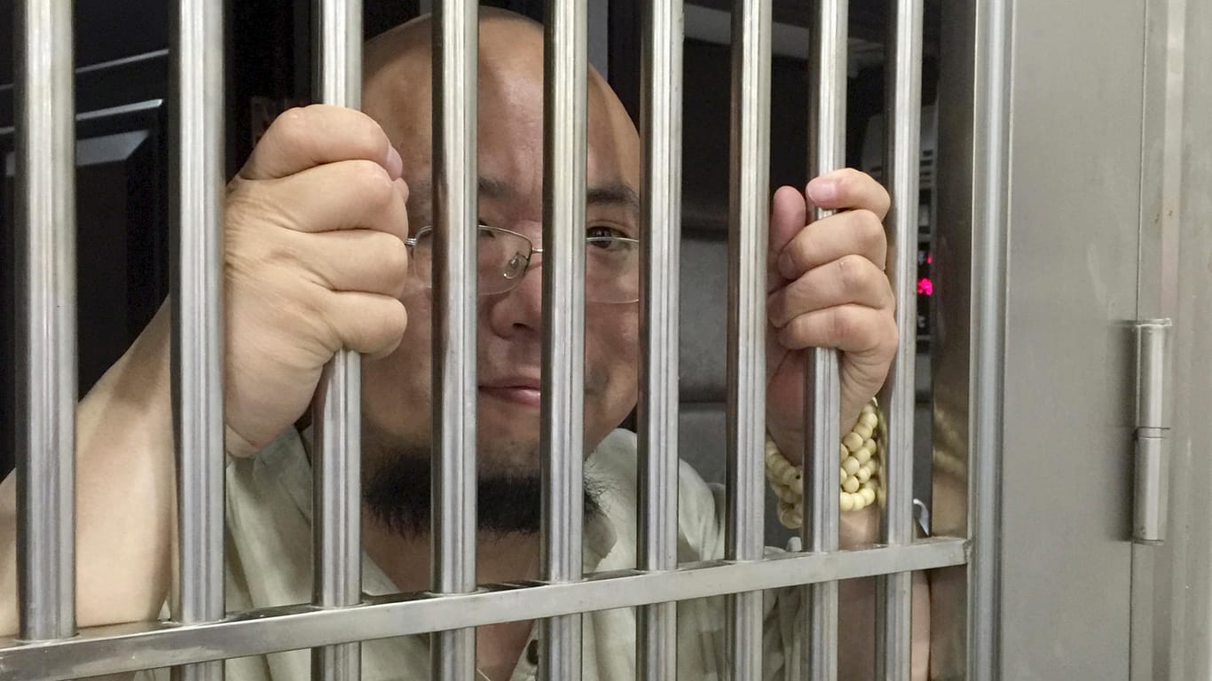 Der Wu Gan steht am 19.05.2015 in Nanchang (China) in einer Polizeistation hinter Gittern.