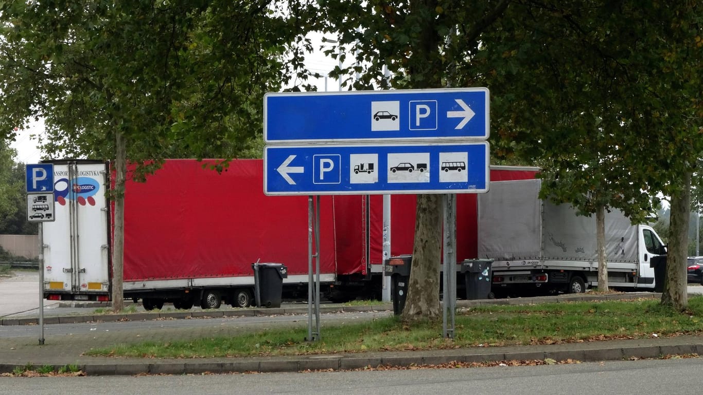 Auto- und LKW-Fahrer rasten auf einem Autobahn-Parkplatz in Deutschland.