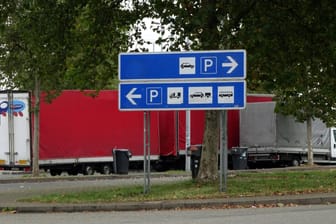 Auto- und LKW-Fahrer rasten auf einem Autobahn-Parkplatz in Deutschland.