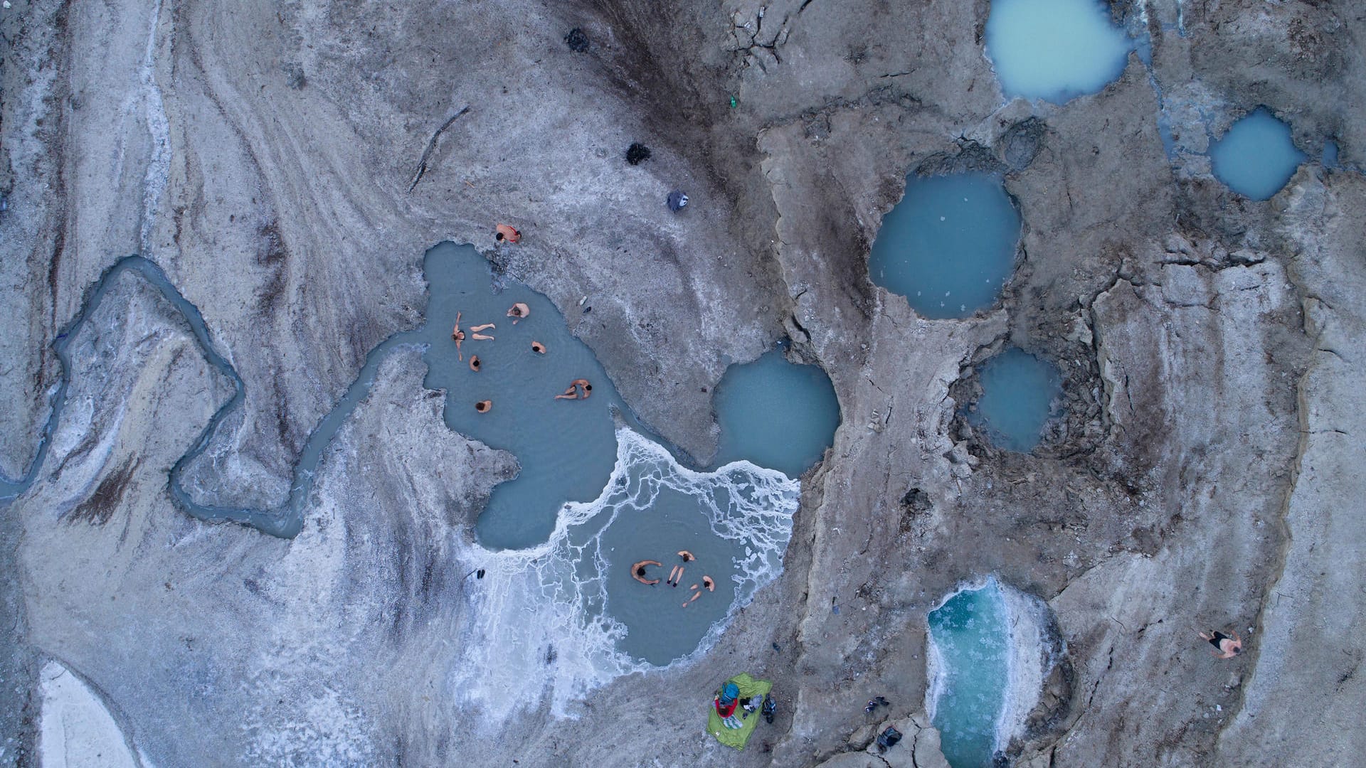 Menschen baden in kleinen Becken des Toten Meeres nahe des israelischen Kibbutz "Ein Gedi".