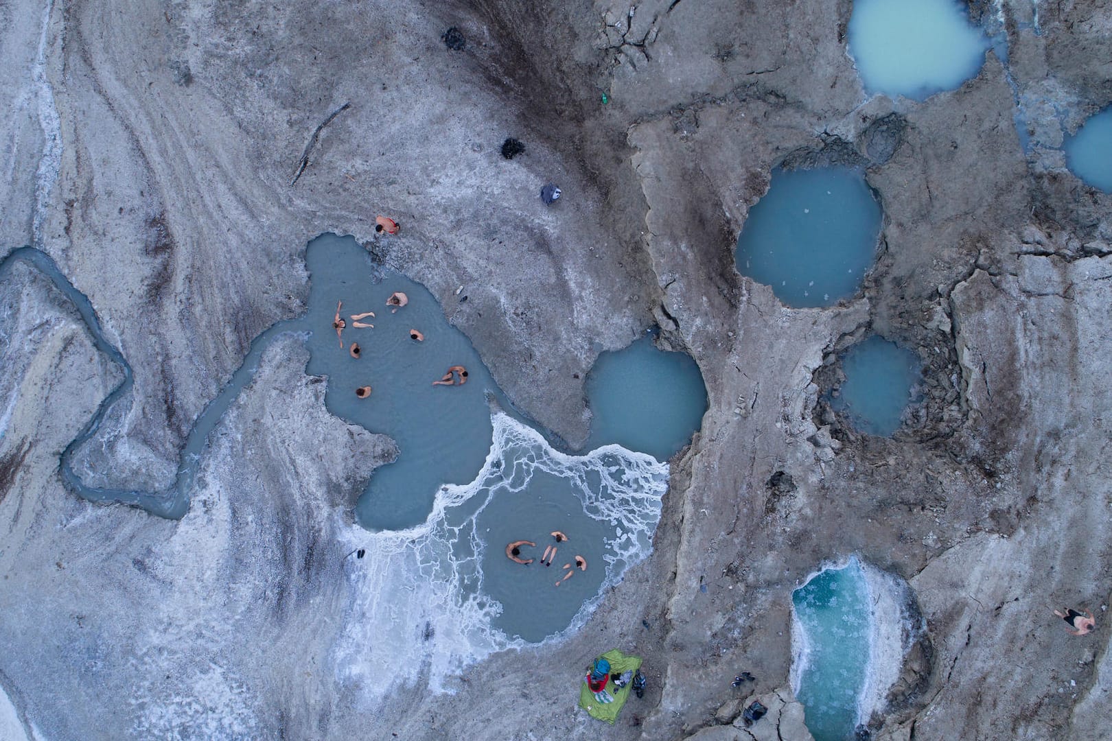 Menschen baden in kleinen Becken des Toten Meeres nahe des israelischen Kibbutz "Ein Gedi".