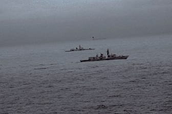Aufnahme aus einem Hubschrauber: Die britische "HMS St Albans" eskortierte das russische Kriegsschiff "Admiral Gorschkow".