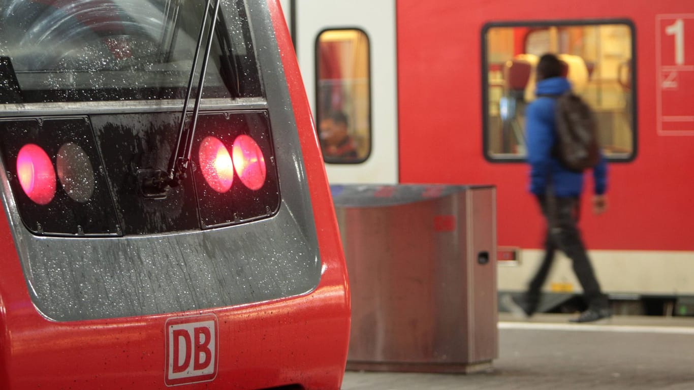 Regionalexpress der DB Deutsche Bahn Regio stehen am Bahngleis des Hauptbahnhof s München.