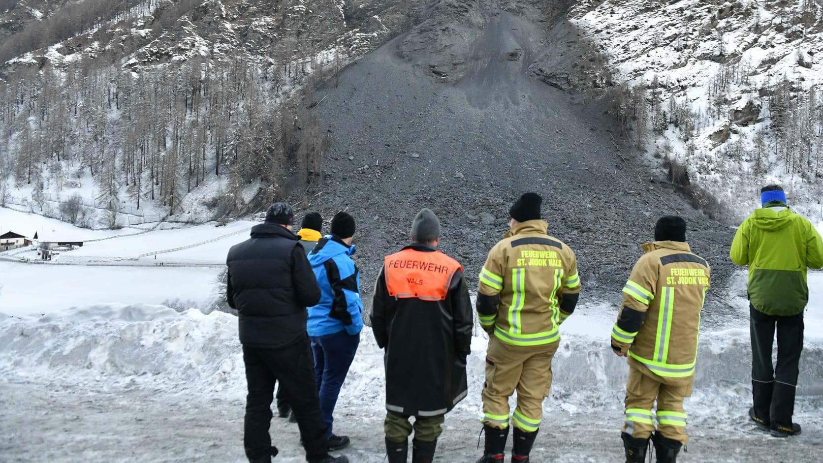 In der Gemeinde Vals (Österreich) ist es zu einem massiven Felssturz gekommen: Nach dem Felssturz sind in Österreich mehrere Dutzend Anwohner in einem Tal von der Außenwelt abgeschnitten. In der Gemeinde Vals (Österreich) ist es zu einem massiven Felssturz gekommen: Nach dem Felssturz sind in Österreich mehrere Dutzend Anwohner in einem Tal von der Außenwelt abgeschnitten.