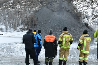 In der Gemeinde Vals (Österreich) ist es zu einem massiven Felssturz gekommen: Nach dem Felssturz sind in Österreich mehrere Dutzend Anwohner in einem Tal von der Außenwelt abgeschnitten.