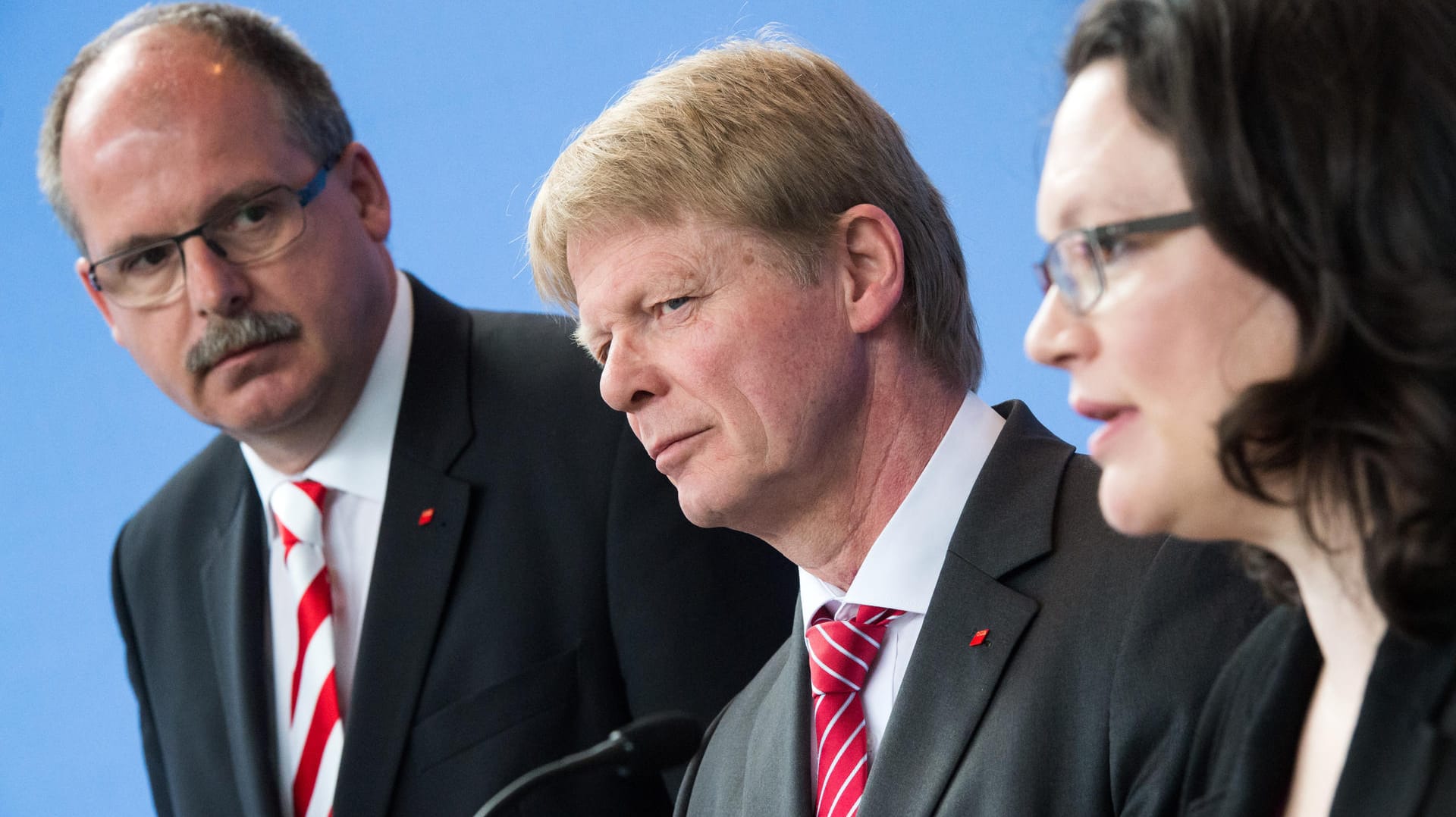 DGB-Vorstandsmitglied Stefan Körzell (l-r), DGB-Chef Reiner Hoffmann und Andrea Nahles (SPD): Körzell kritisiert eine mögliche Abschaffung des Solis als "Steuersenkung für Gutverdiener". DGB-Vorstandsmitglied Stefan Körzell (l-r), DGB-Chef Reiner Hoffmann und Andrea Nahles (SPD): Körzell kritisiert eine mögliche Abschaffung des Solis als "Steuersenkung für Gutverdiener".