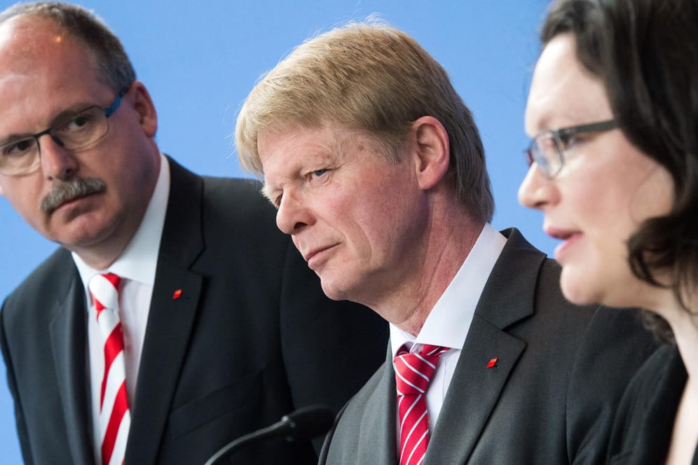 DGB-Vorstandsmitglied Stefan Körzell (l-r), DGB-Chef Reiner Hoffmann und Andrea Nahles (SPD): Körzell kritisiert eine mögliche Abschaffung des Solis als "Steuersenkung für Gutverdiener".