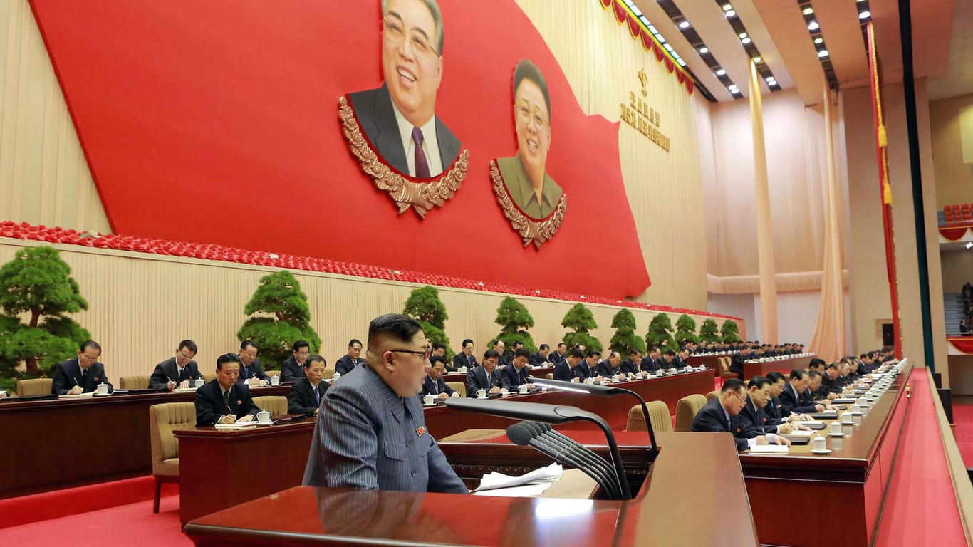 Der nordkoreanischen Machthaber Kim Jong Un hält eine Rede zum Abschluss eines dreitägigen Treffens der Vorsitzenden von Parteizellen der im Land herrschenden Arbeiterpartei.