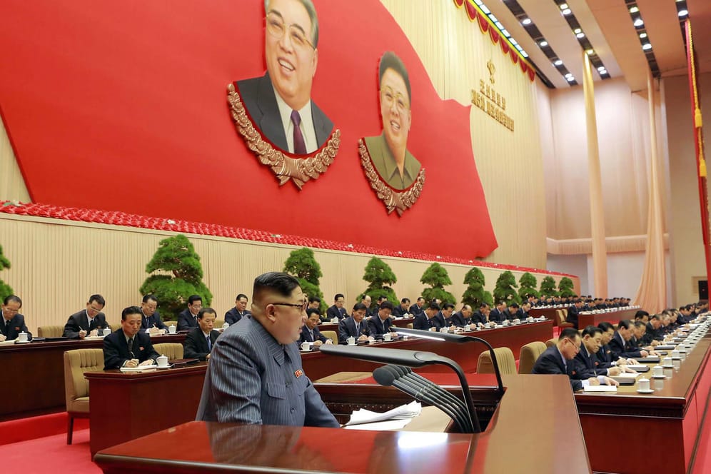 Der nordkoreanischen Machthaber Kim Jong Un hält eine Rede zum Abschluss eines dreitägigen Treffens der Vorsitzenden von Parteizellen der im Land herrschenden Arbeiterpartei.
