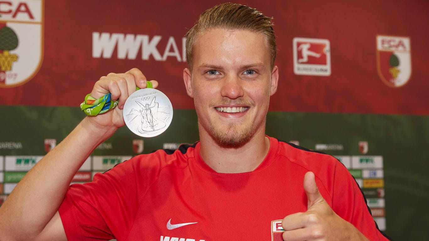 Philipp Max: Der Linksverteidiger präsentiert seine Silbermedaille nach den Olympischen Spielen 2016.