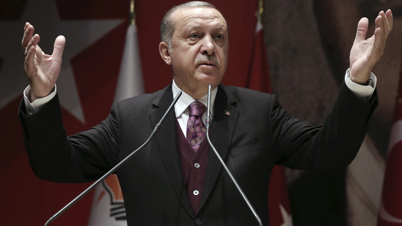 Der türkische Präsident Recep Tayyip Erdogan spricht vor Regierungsmitgliedern seiner Partei: Nach dem neuen Notstandsdekret befürchtet die Opposition Gewalt und Lynchjustiz.