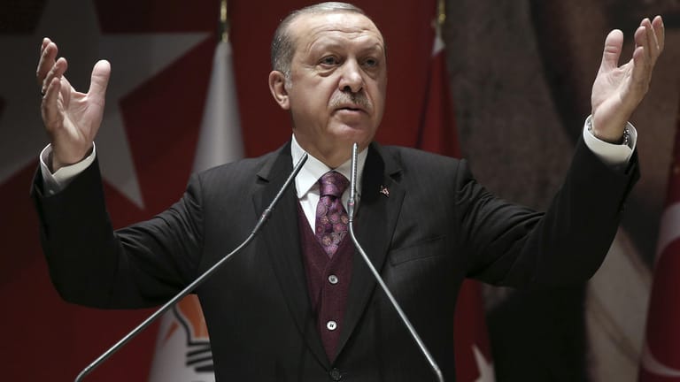 Der türkische Präsident Recep Tayyip Erdogan spricht vor Regierungsmitgliedern seiner Partei: Nach dem neuen Notstandsdekret befürchtet die Opposition Gewalt und Lynchjustiz.