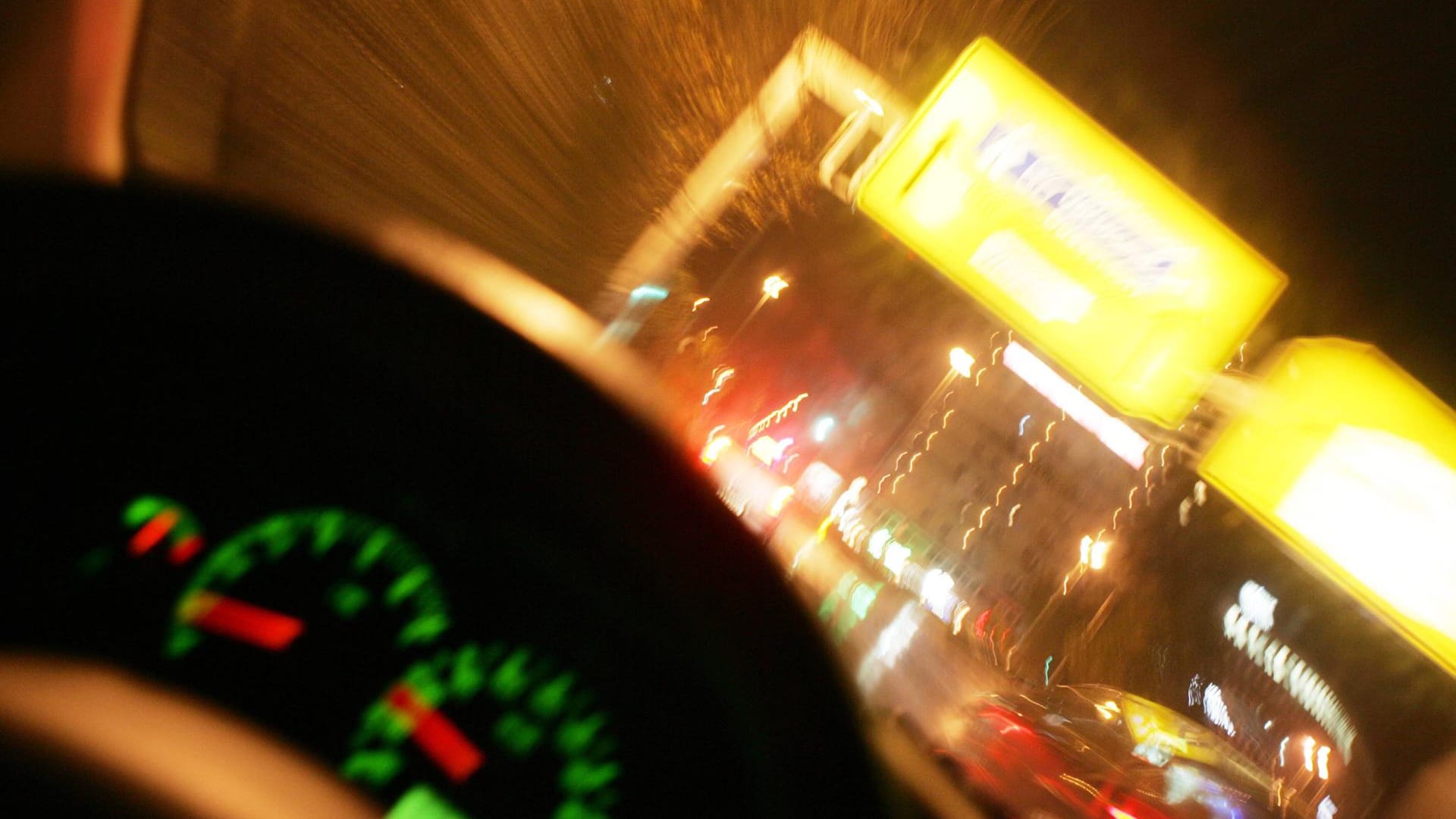 Ein Mann fährt Auto, während die Sicht verschwommen ist. Ein Mann fährt Auto, während die Sicht verschwommen ist.