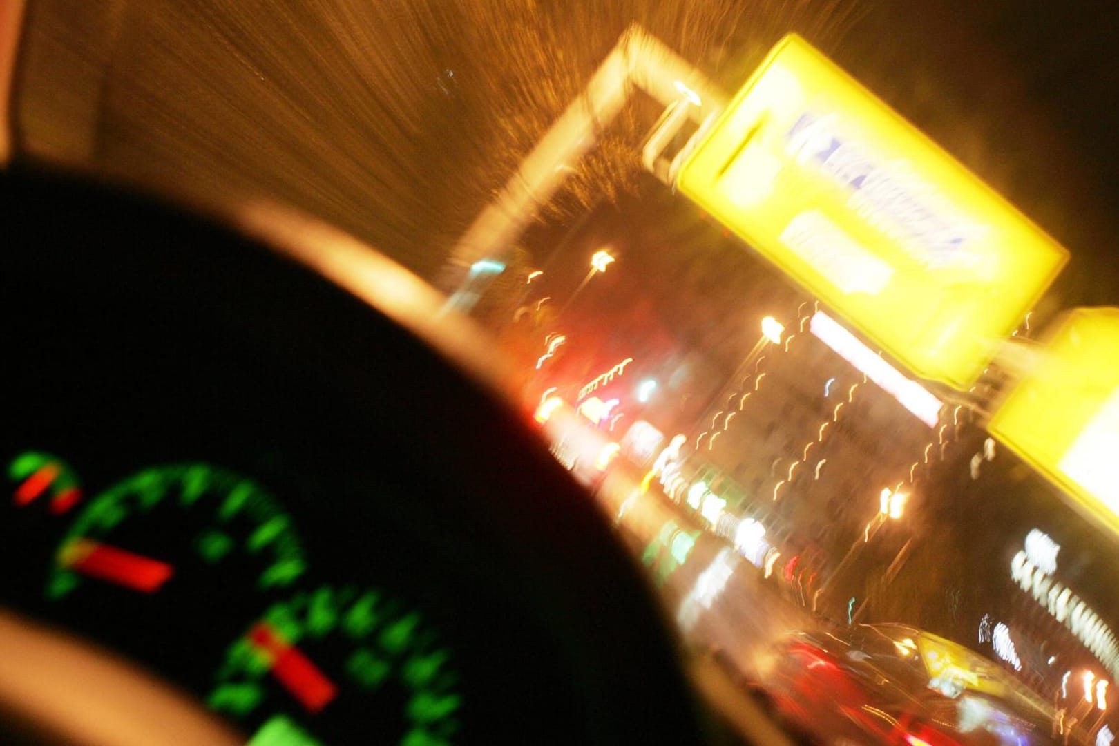 Ein Mann fährt Auto, während die Sicht verschwommen ist.