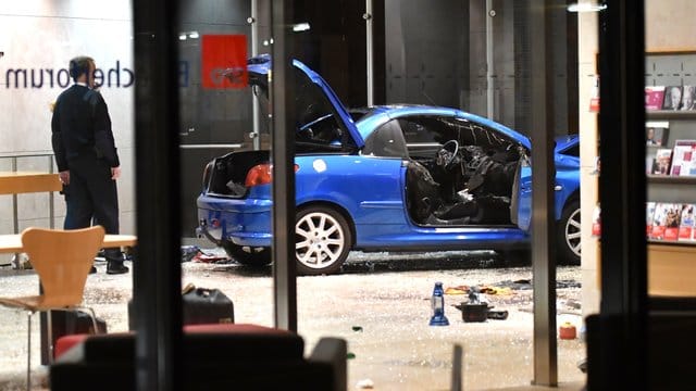 Ein Auto ist an Heiligabend in die SPD-Parteizentrale in Berlin gekracht. Ein Auto ist an Heiligabend in die SPD-Parteizentrale in Berlin gekracht.
