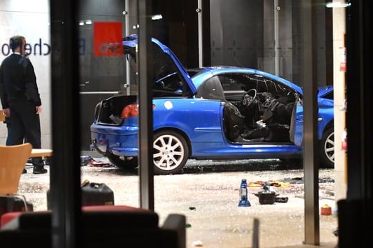Ein Auto ist an Heiligabend in die SPD-Parteizentrale in Berlin gekracht.