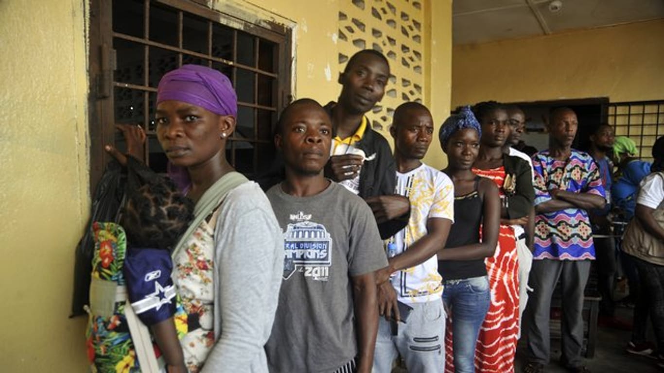Wähler warten in Monrovia vor einem Wahllokal, um ihre Stimmen abzugeben.