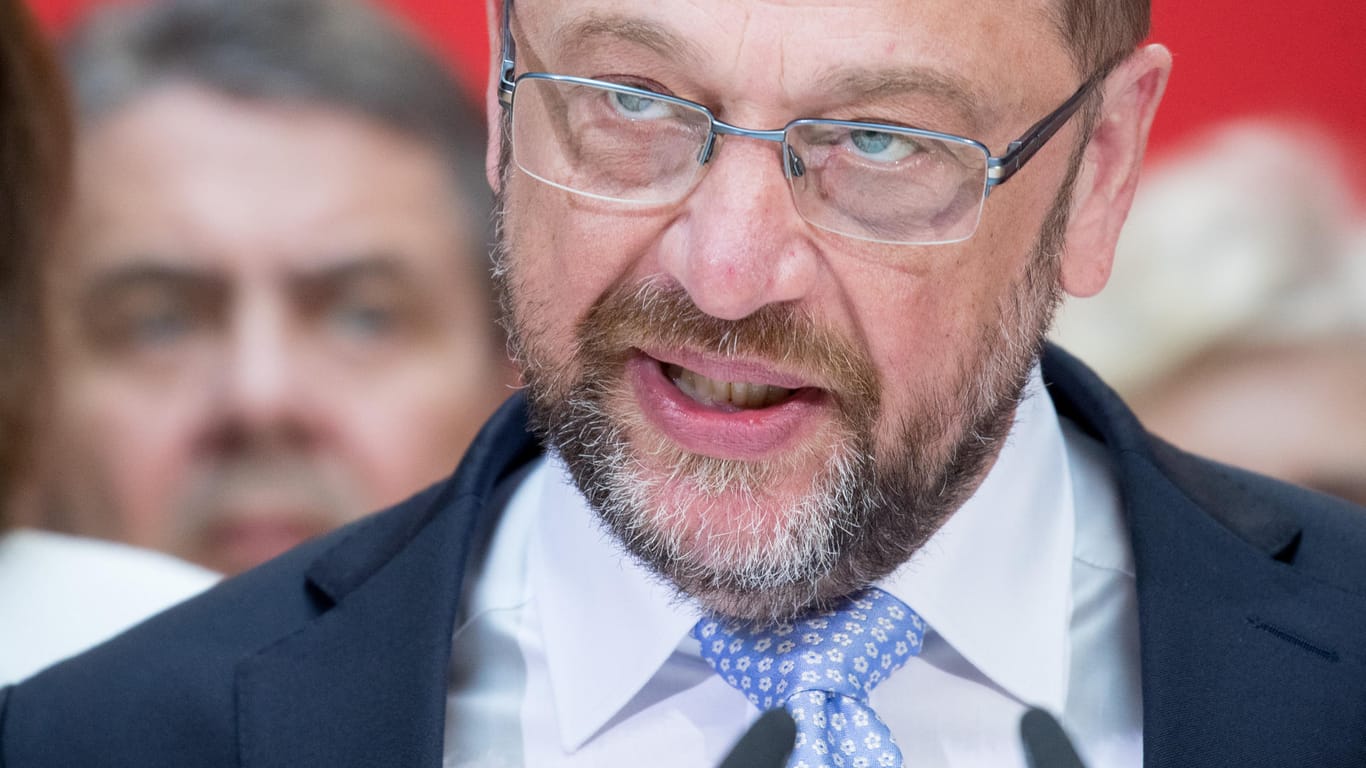 Der SPD-Vorsitzende Martin Schulz spricht in der Parteizentrale in Berlin: Die Sozialdemokraten sind vor dem Sondierungsbeginn mit der Union gespalten.