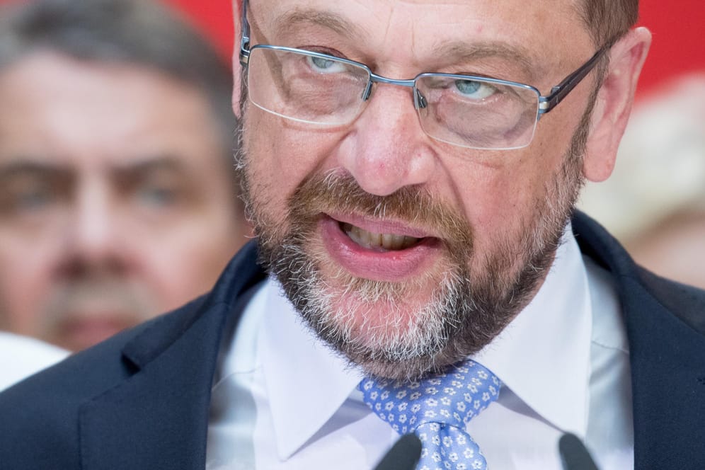 Der SPD-Vorsitzende Martin Schulz spricht in der Parteizentrale in Berlin: Die Sozialdemokraten sind vor dem Sondierungsbeginn mit der Union gespalten.