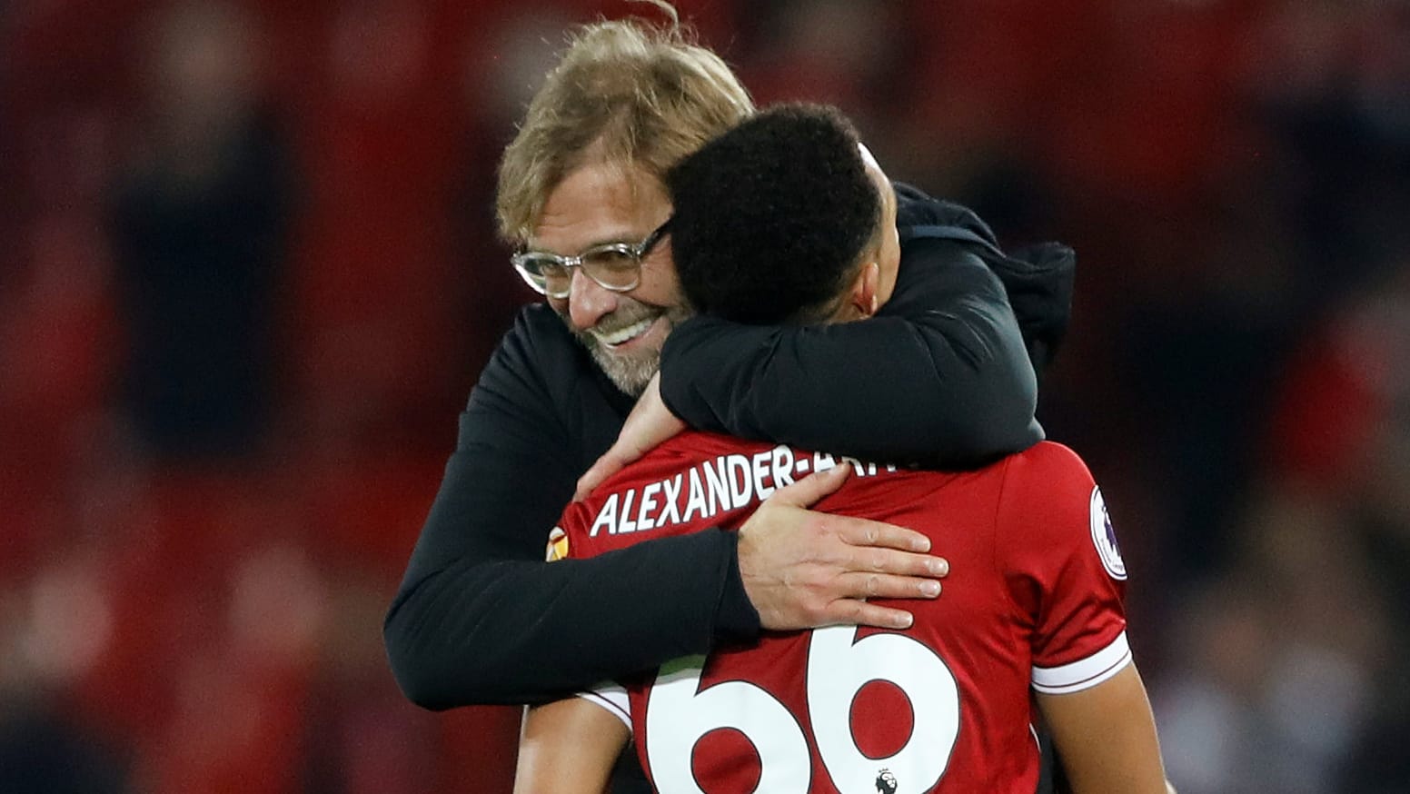 Jürgen Klopp gratuliert Trent Alexander-Arnold zu seinem Treffer.