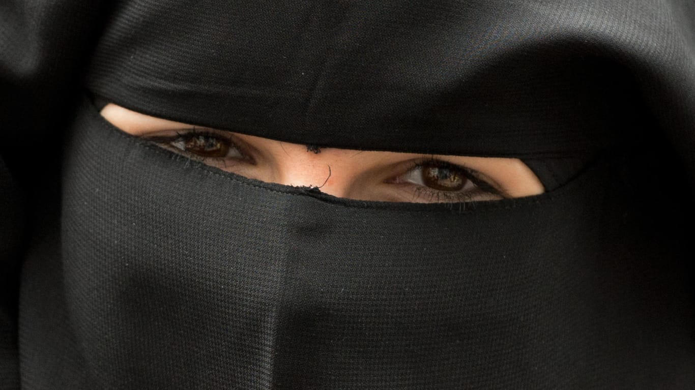 Eine vollverschleierte Frau im Nikab: Der nordrhein-westfälische Verfassungsschutz beobachtet ein islamistisches Netzwerk von 40 Frauen (Symbolfoto).