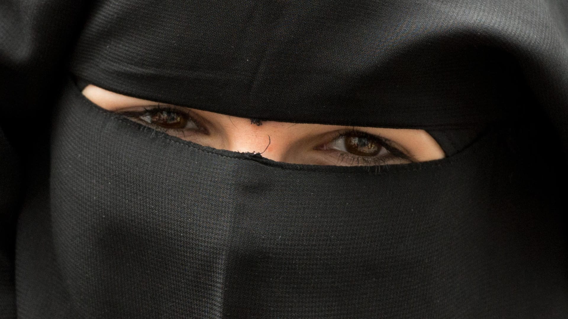 Eine vollverschleierte Frau im Nikab: Der nordrhein-westfälische Verfassungsschutz beobachtet ein islamistisches Netzwerk von 40 Frauen (Symbolfoto). Eine vollverschleierte Frau im Nikab: Der nordrhein-westfälische Verfassungsschutz beobachtet ein islamistisches Netzwerk von 40 Frauen (Symbolfoto).