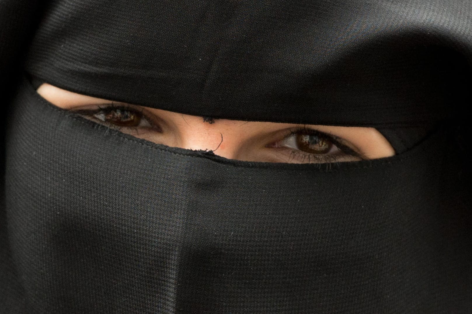 Eine vollverschleierte Frau im Nikab: Der nordrhein-westfälische Verfassungsschutz beobachtet ein islamistisches Netzwerk von 40 Frauen (Symbolfoto).