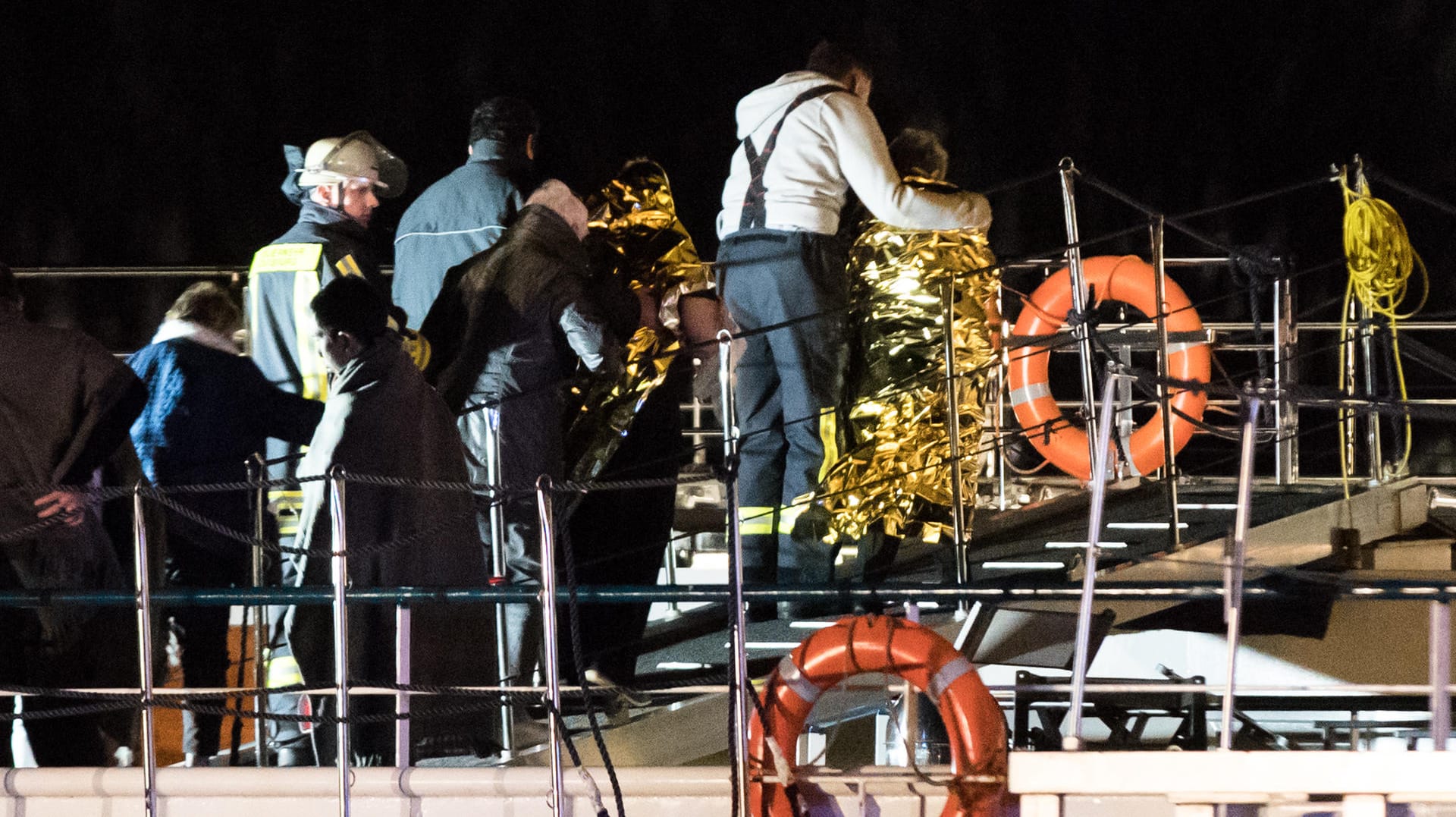 Einsatz in der Nacht: Helfer begleiten Passagiere von Bord der "Swiss Crystal".