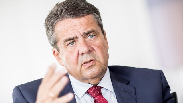 Sigmar Gabriel: "Wenn das Kanzleramt alle Vorschläge zur EU-Reform weiterhin ablehnt wie bisher, wird es keine Koalition mit der SPD geben. Sigmar Gabriel: "Wenn das Kanzleramt alle Vorschläge zur EU-Reform weiterhin ablehnt wie bisher, wird es keine Koalition mit der SPD geben.