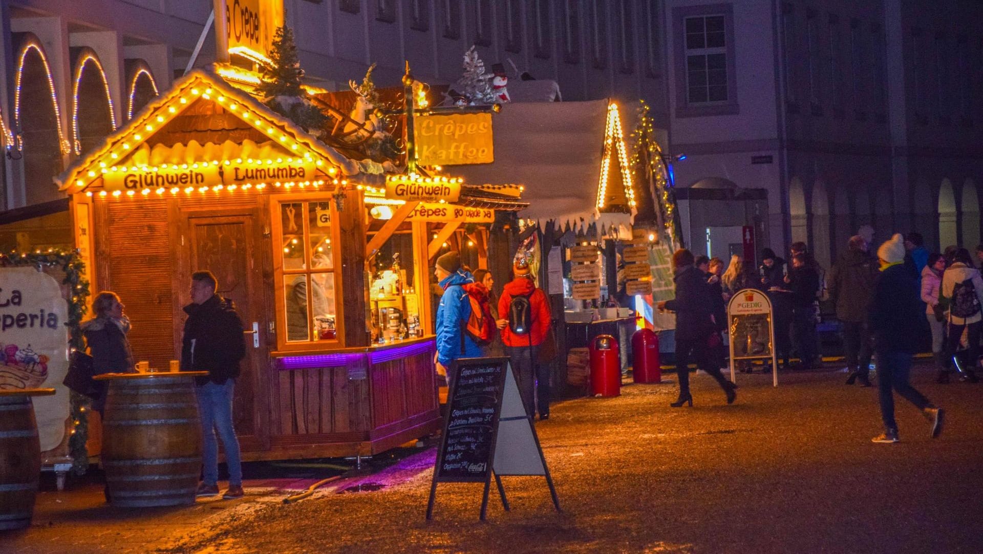 Der Weihnachtsmarkt auf dem Karlsruher Schlossplatz: Dasbar W. soll einen Anschlag mit einem Fahrzeug geplant haben. Der Weihnachtsmarkt auf dem Karlsruher Schlossplatz: Dasbar W. soll einen Anschlag mit einem Fahrzeug geplant haben.