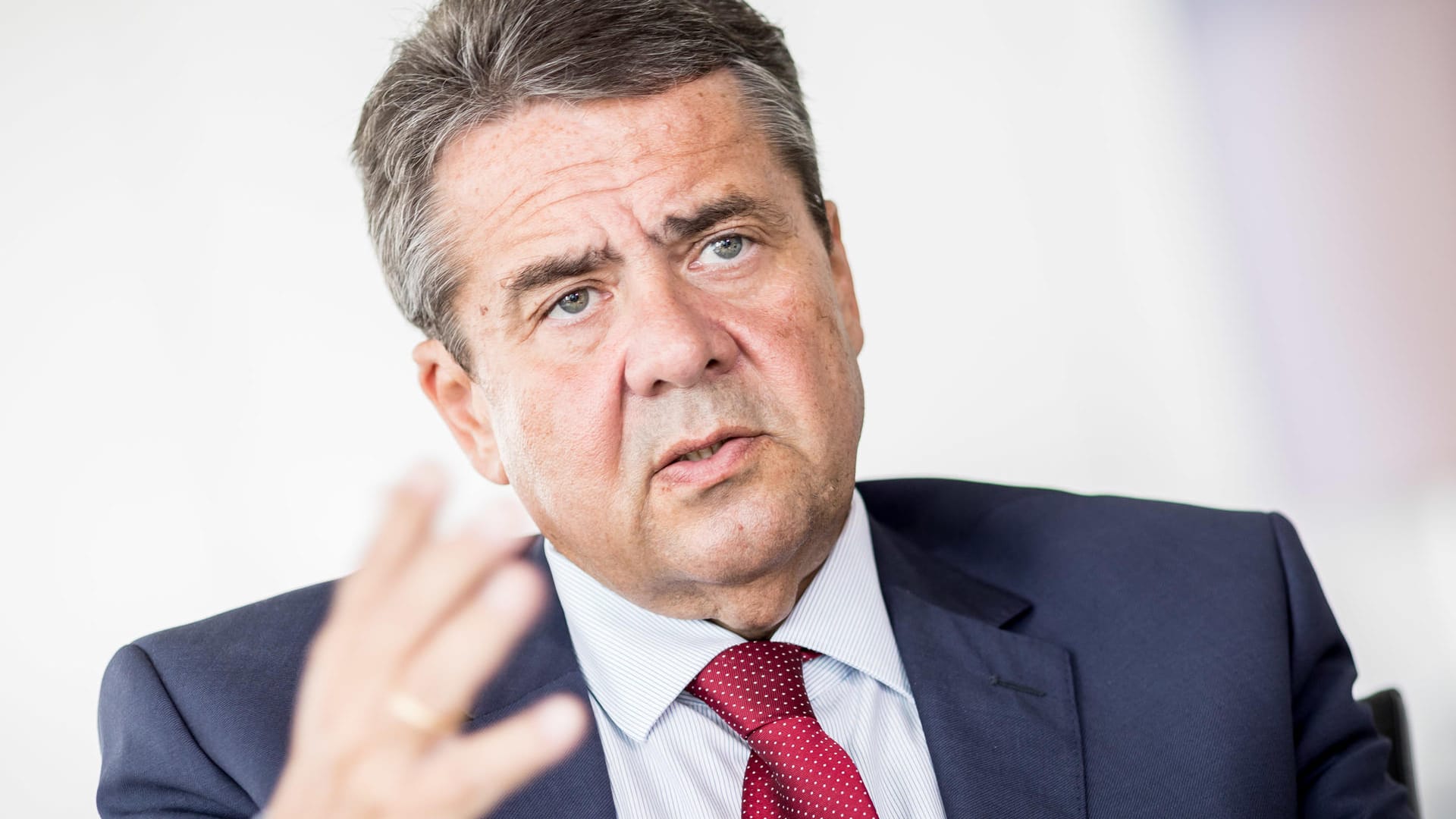 Sigmar Gabriel: Der SPD-Außenminister sieht keinen Automatismus für eine Große Koalition.