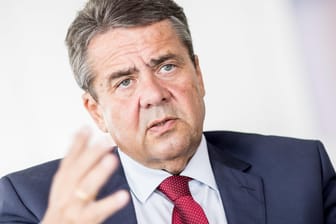 Sigmar Gabriel: Der SPD-Außenminister sieht keinen Automatismus für eine Große Koalition.