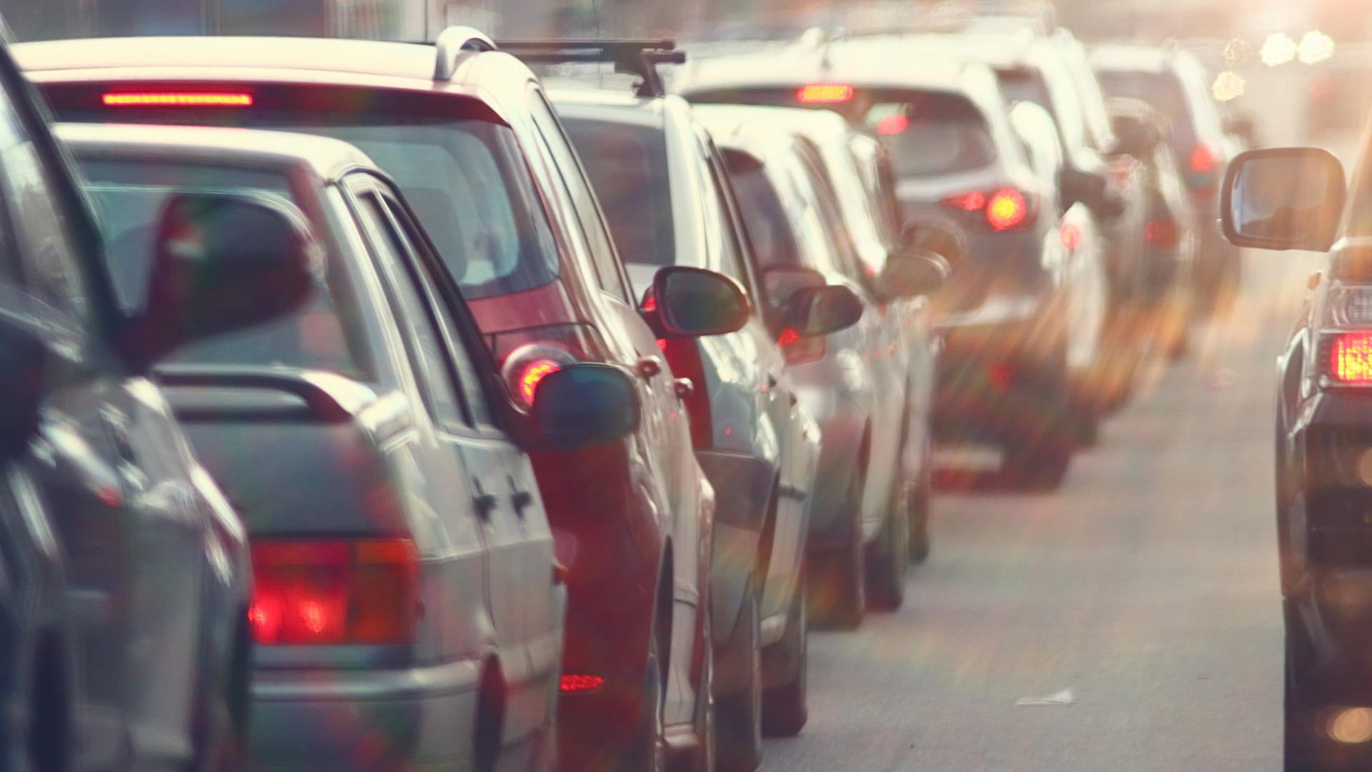 Autos im Stau: Der Verkehr belastet vor allem das Klima in den Innenstädten. Autos im Stau: Der Verkehr belastet vor allem das Klima in den Innenstädten.