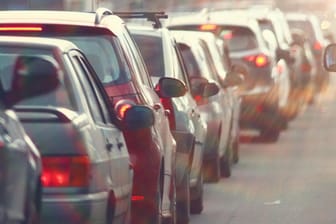 Autos im Stau: Der Verkehr belastet vor allem das Klima in den Innenstädten.