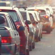 Autos im Stau: Der Verkehr belastet vor allem das Klima in den Innenstädten.