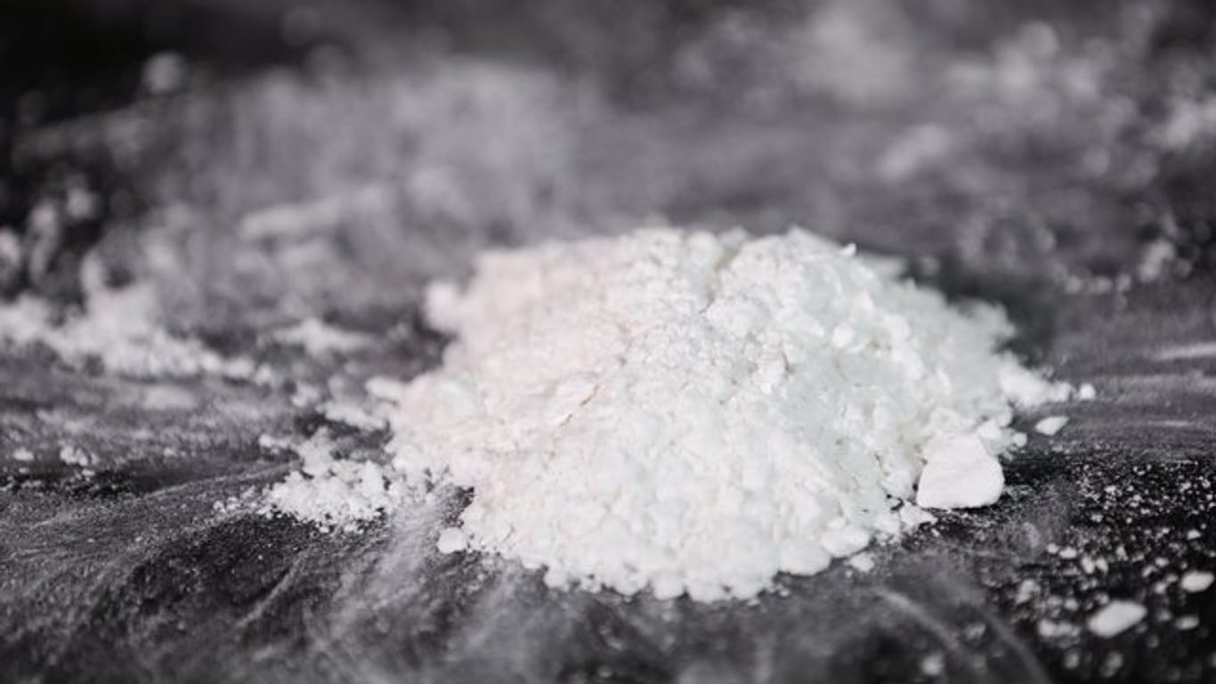 Ein Zollbeamter präsentiert Kokain aus einem großen Kokainfund.